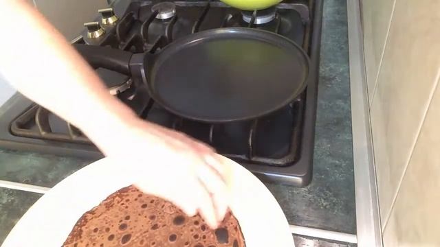 Шоколадные блинчики на йогурте , нежные , ароматные и мягкие . смотреть онлайн