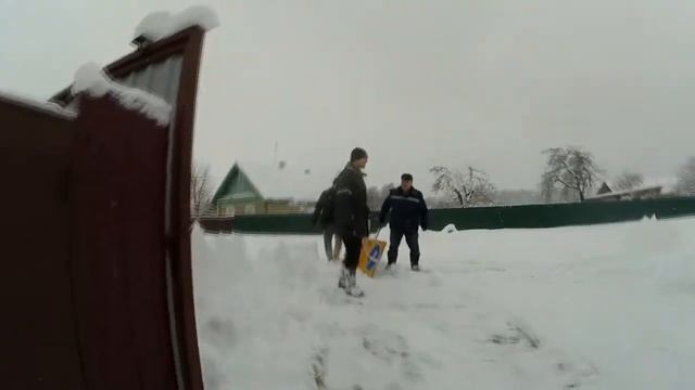 Сделали огромную лопату из знака?!|В деревне снегопад|Тянем снег втроём. смотреть онлайн