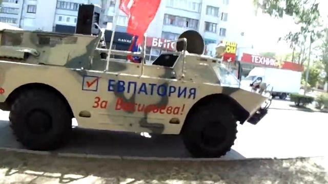 По Евпатории ездит БТР ! Шокирующие видио :) смотреть онлайн