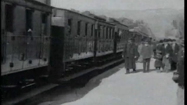 Братья Люмьер - Прибытие поезда (1896 г) смотреть онлайн