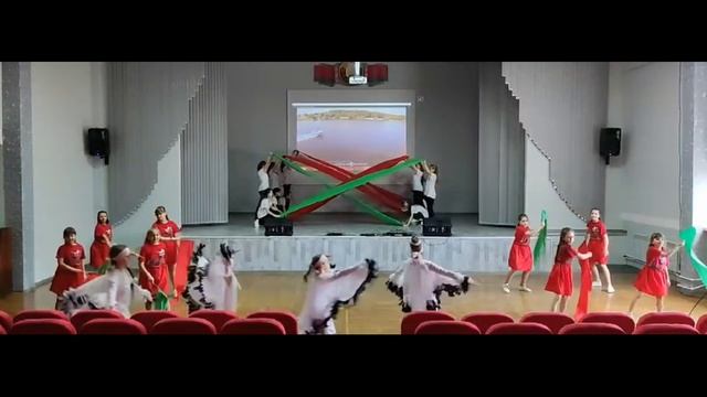 танец с флагами и полотнами,, Я люблю Беларусь,, СШ18 г. Барановичи смотреть онлайн