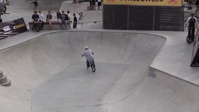 The Bowl 2 - bmx 1/8 final Антон Евстифеев vs. Саша Лобынцев 20160618 смотреть онлайн
