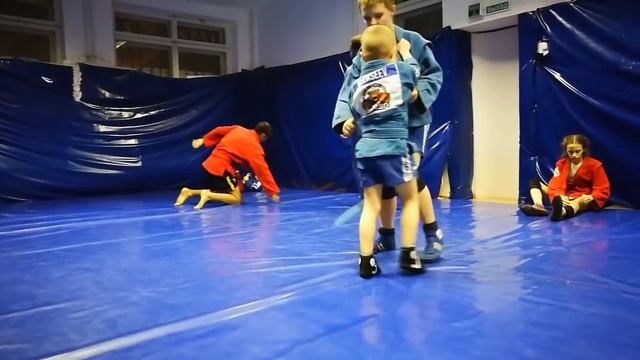 ПЕРВАЯ ТРЕНИРОВКА В 2019 ГОДУ. ДЛЯ САМЫХ ПРЕДАННЫХ)) САМБО ДЕТИ смотреть онлайн