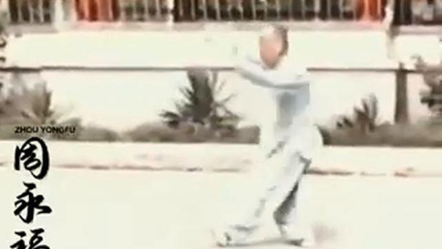 Старая съёмка: мастер Чжоу Юнфу (周永福) демонстрирует свои навыки. смотреть онлайн