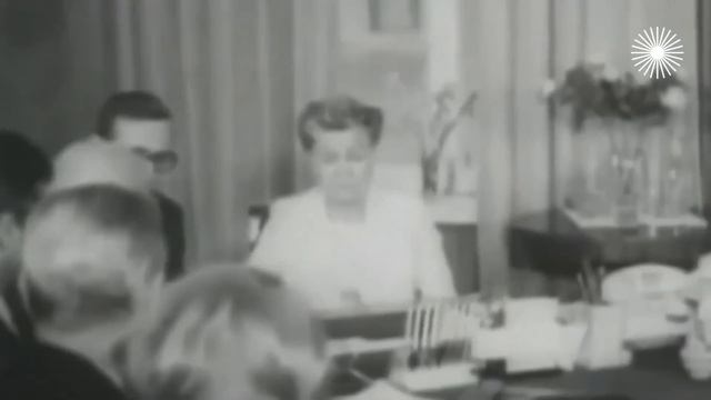 Толкунова и Сенчина УКРАЛИ образ великой советской певицы Пахоменко?! смотреть онлайн