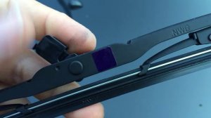 Замена щетки стеклоочистителя. Replacing the wiper blades.