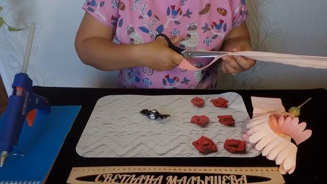 МАСТЕР-КЛАСС. Хризантема из гофробумаги и конфетки. смотреть онлайн