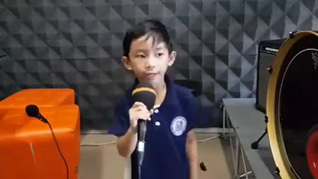 น้องคิณ ฝึกร้องเพลง เชื่อฉัน ปรับการถือไมค์ ท่าทางการแสดง ปรับการร้องให้ตรงตามคีย์มากขึนค่ะ смотреть онлайн