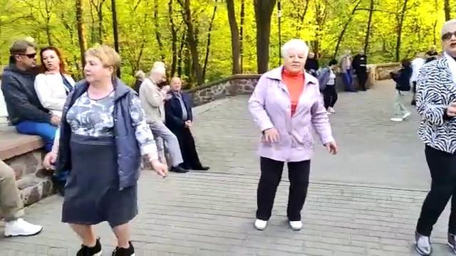 Букет из белых роз....... 24.04.23 Гомель парк Луначарского смотреть онлайн