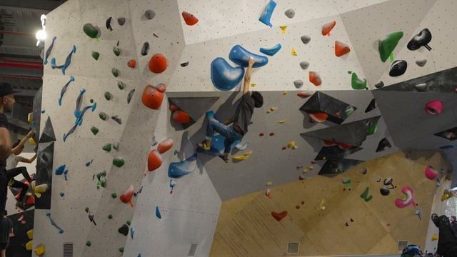 The BEST Bouldering Gym in New York?? - Vital Climbing Gym Brooklyn - Gym Tour and Sesh смотреть онлайн