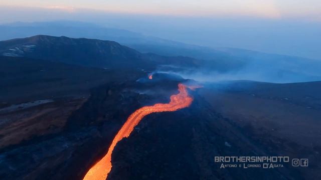 ETNA VOLCANO ERUPTION LAVA FLOW SURFING FPV DRONE 4K CINEMATIC смотреть онлайн
