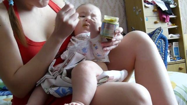 Младенец впервые пробует брокколи смотреть онлайн