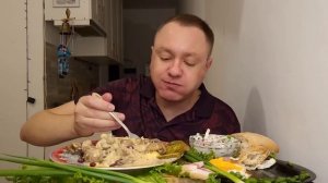МУКБАНГ. ОБЖОР. МЯСО С ГРИБАМИ ТУШЕНОЕ В СМЕТАНЕ, ПЮРЕХА, ЯИЧНИЦА НА САЛЕ, САЛАТ. АСМР. MUKBANG.
