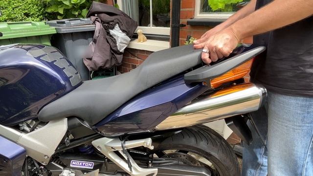 How to Remove & Replace the Seat on Honda VFR or Hornet смотреть онлайн