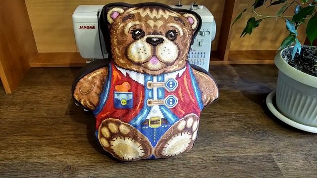 Оформление вышивки в прикладные вещички 2. Подушки.