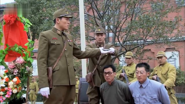 臥底藉口買花傳遞重要情報，一場好戲上演了 смотреть онлайн