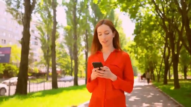 Footage for video editing People Girl Park Road Smartphone Phone City Walk Sun Rays смотреть онлайн