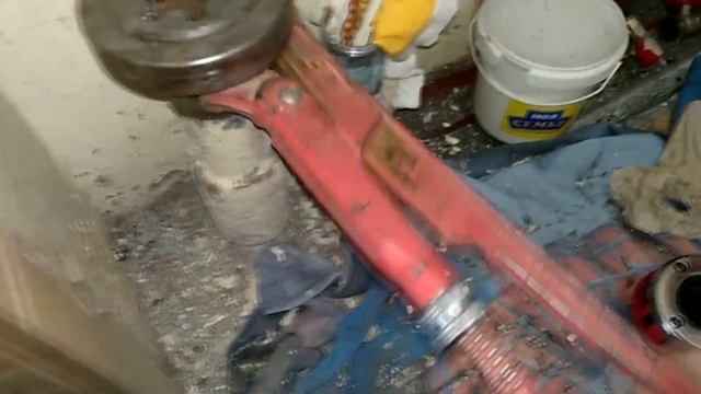 Замена водяных стояков ГВС и ХВС в квартире где был момент: Умом теплосети не понять ! смотреть онлайн