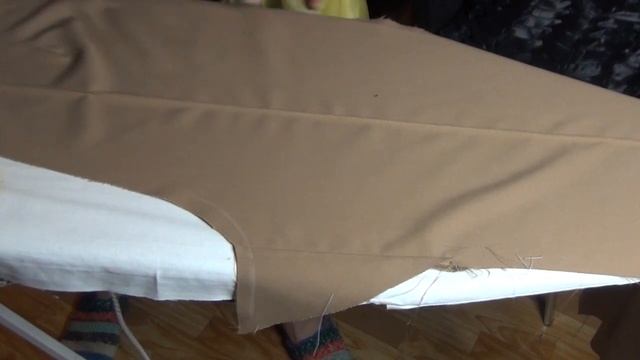 Фигурные рельефы, переходящие в складки на брюках палаццо. Интересная идея, простота пошива. смотреть онлайн
