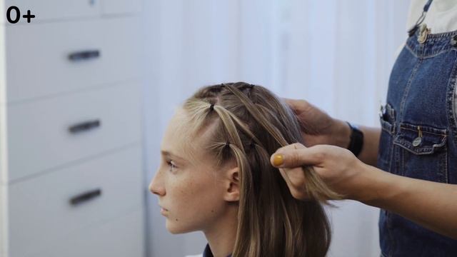 Легкие прически на короткие волосы. Косы на каре и прически для девочек в школу без плетения. смотреть онлайн