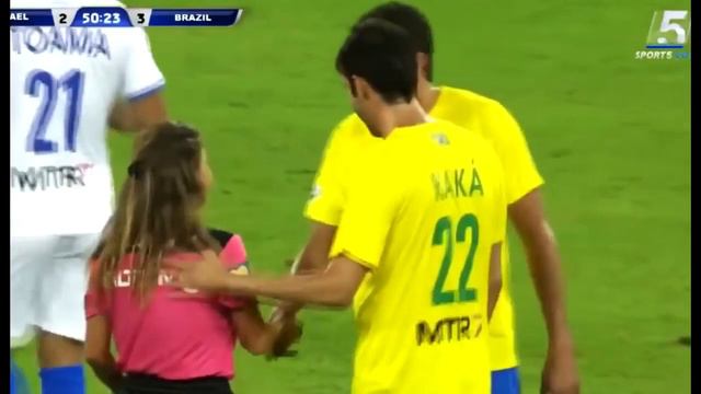 Игрок забрал красную карточку и показал судье / Player took the red card and showed it to the court смотреть онлайн