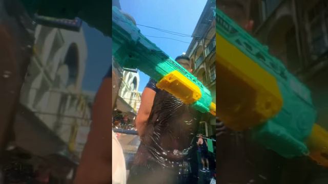 Что они творят в Паттайе! Полное видео смотри на канале! #songkran2024 #сонгкран смотреть онлайн
