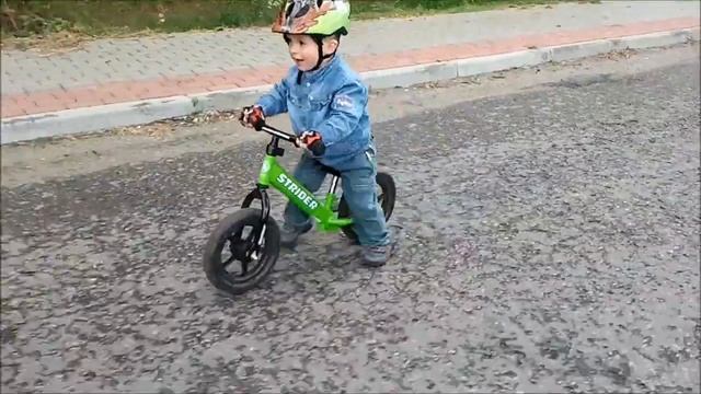 Малыш катается на беговеле Strider смотреть онлайн