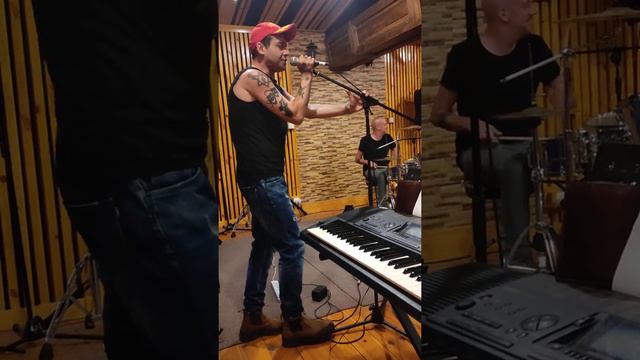 первые шаги песни " ЗА КЛЕТКОЮ" смотреть онлайн