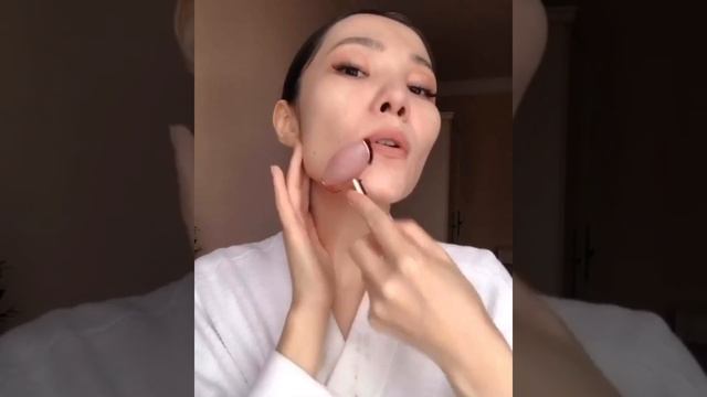 Масаж кварцовим роликом від BlackTouch від фейсбілдинг тренера Бахит Алі