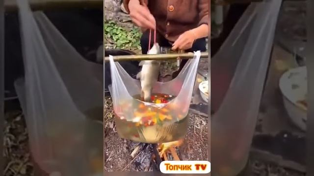 Как сварить УХУ в целофановом пакете на костре. Вкусно и просто. смотреть онлайн