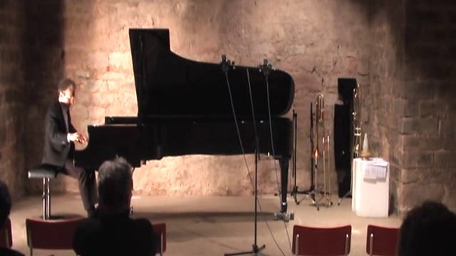 Heinz Holliger Elis, drei nachtstücke für klavier performed by Jürg Henneberger смотреть онлайн