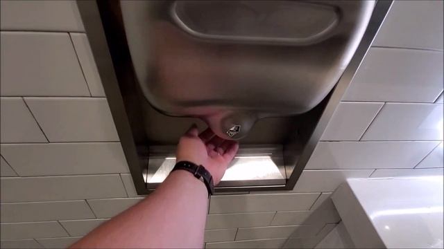 2023 Мужской туалет в магазине Волмарт.