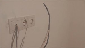 Вывод интернет и TV проводов за телевизором.