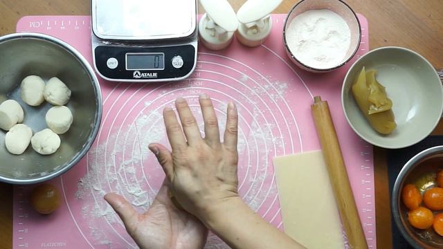 How to make Snowskin Mooncake with White Lotus & Egg Yolk Filling | 单黄 冰皮月饼 смотреть онлайн