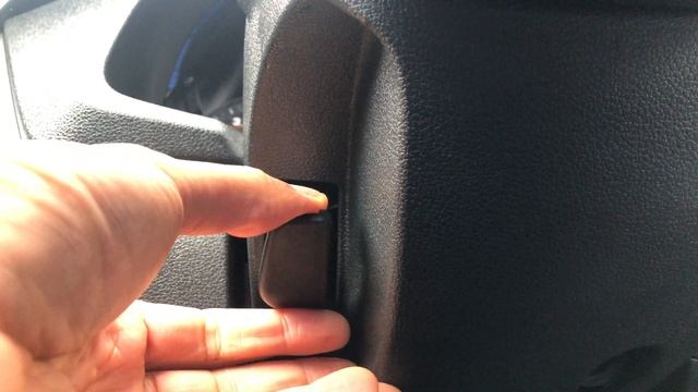 Hyundai Tucson - Adjusting the steering wheel height смотреть онлайн