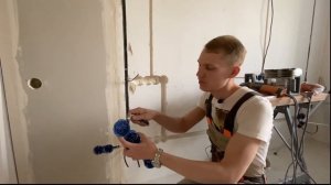 Как спрятать провода от телевизора?