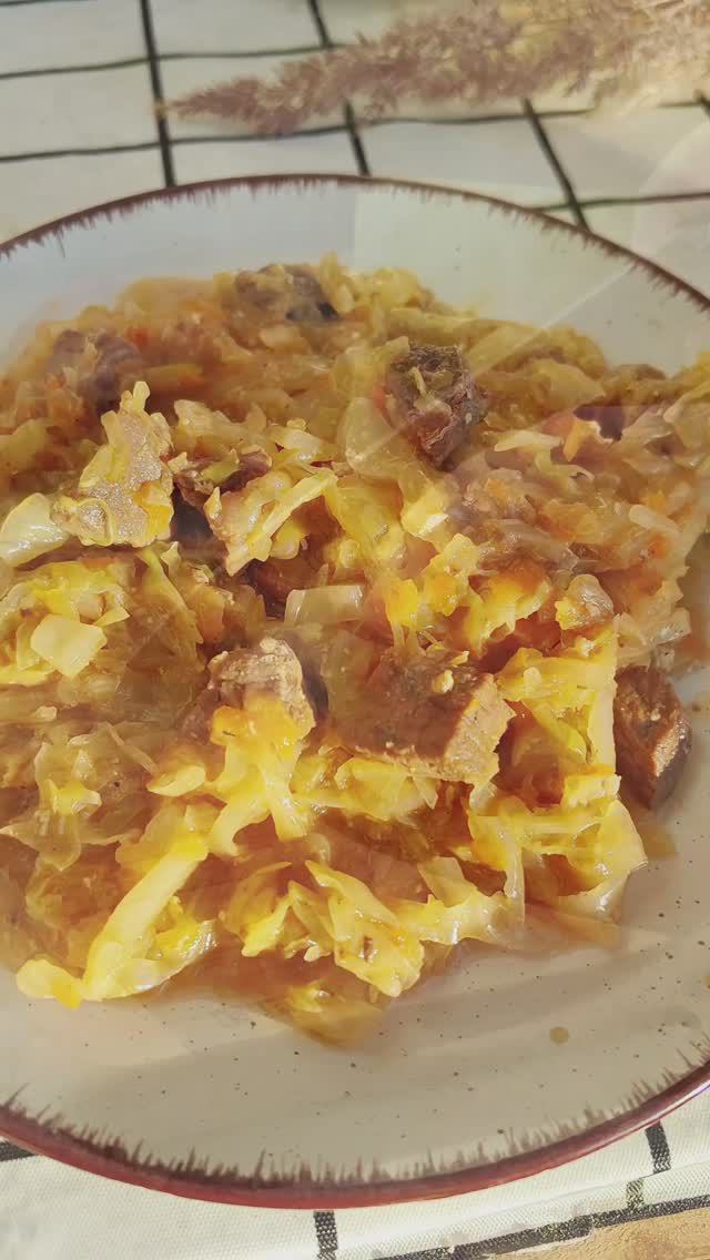 Тушеная капуста с нежнейшим мясом! Супер удачный рецепт! Сохрани и приготовь #рецепт смотреть онлайн