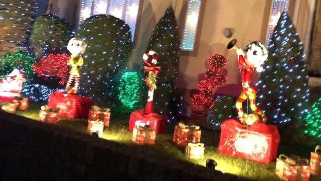 Рождество, как украшают дома в Нью-Йорке - NYC Christmas Walk, Christmas Lights смотреть онлайн