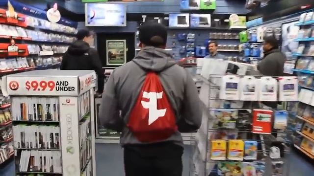 Professional Call of Duty "Athletes" show off in GameStop смотреть онлайн
