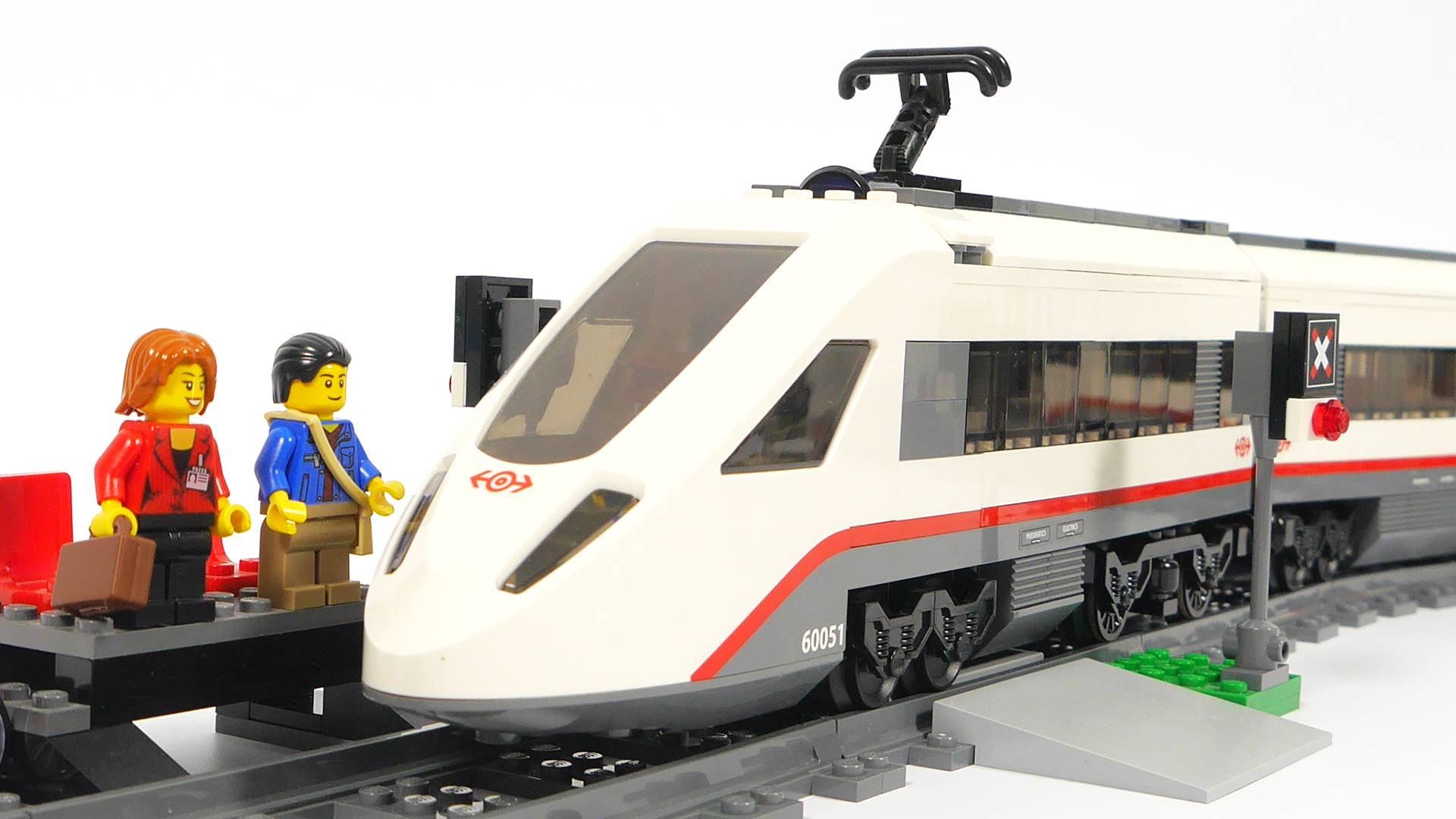Собираем Скоростной пассажирский поезд из LEGO - Lego City 60051 High-speed Passenger Train смотреть онлайн