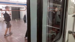 Закрытие дверей на станции закрытого типа.