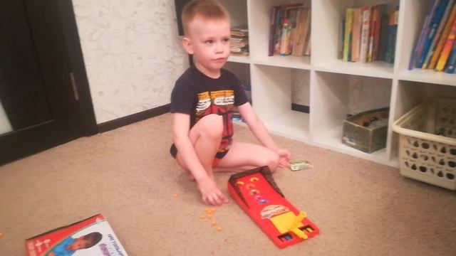 Кирилл делает свой первый обзор на пинбол наканале Веселые игрушки=Суперфантастика смотреть онлайн