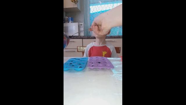 Шоколад ручной работы, Детская кухня, готовим вместе, вкусняшки для детей, дети готовят сладости, смотреть онлайн