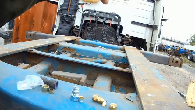 ДАЛЬНОБОЙ БЕЗ ОПЫТА ПОЛОМАЛ всю машину VOLVO и ПРИЦЕП ДИРЕКТОР В ЯРОСТИ ЛОПНУЛ ТОРМОЗНОЙ ШЛАНГ смотреть онлайн