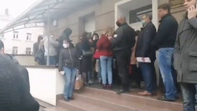 Огромные очереди в пунктах выдачи пропусков на передвижение в Ростове-на-Дону смотреть онлайн