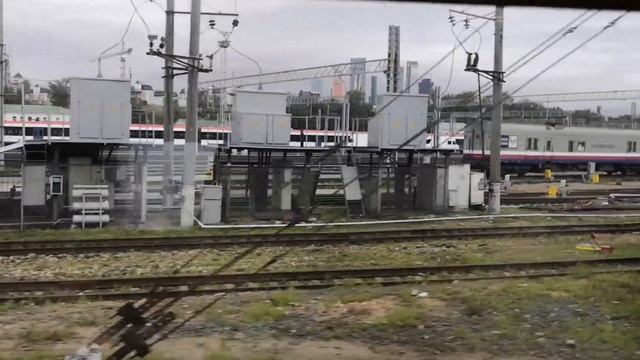 Катаемся на поезде. Смотрим электрички, вагоны и вокзал. смотреть онлайн