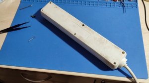 Как открутить винт без шлица. Ремонт колодки удлинителя.