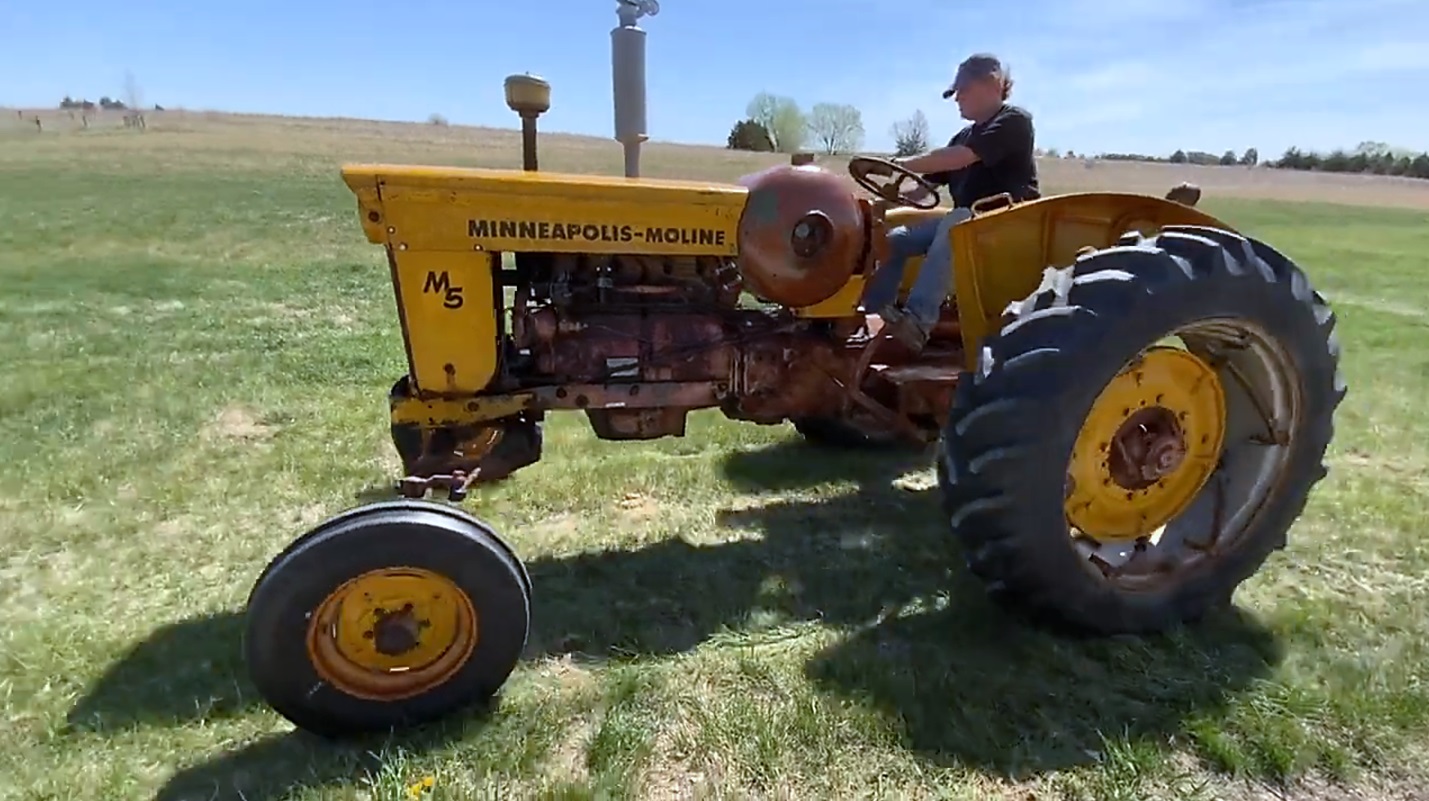 Удивительно, но техника работает как новая. Умелый хозяин показал трактор 1951 года. смотреть онлайн