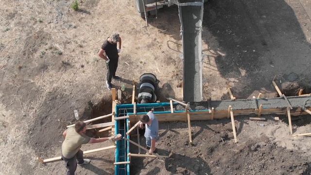 Фундамент под газобетонный дом. Опалубка не выдержала, финал заливаем бетон. Часть 4 смотреть онлайн