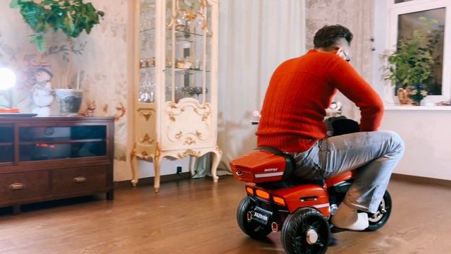Мужик на детском электрокаре смотреть онлайн